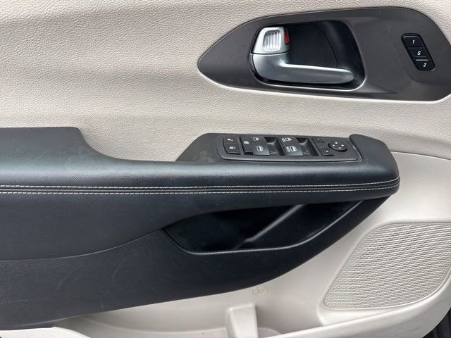 Used 2023 Chrysler Pacifica Touring-L image 13