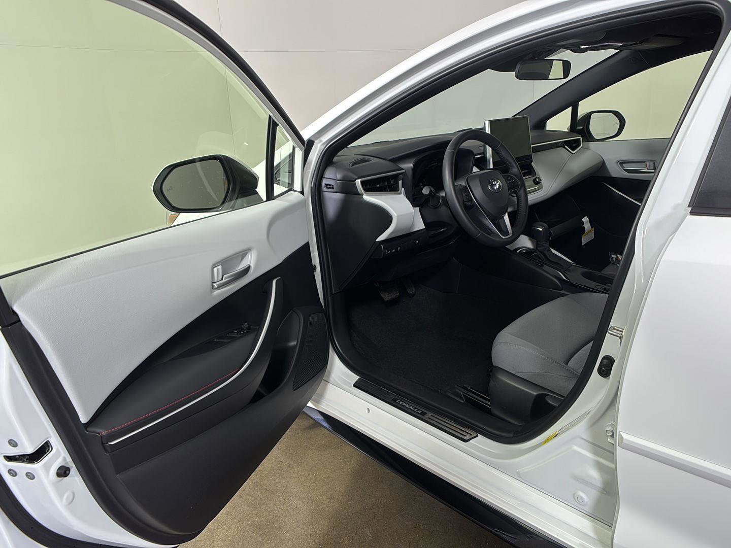 Used 2025 Toyota Corolla SE w/ SE Premium Package AWD/4WD image 2