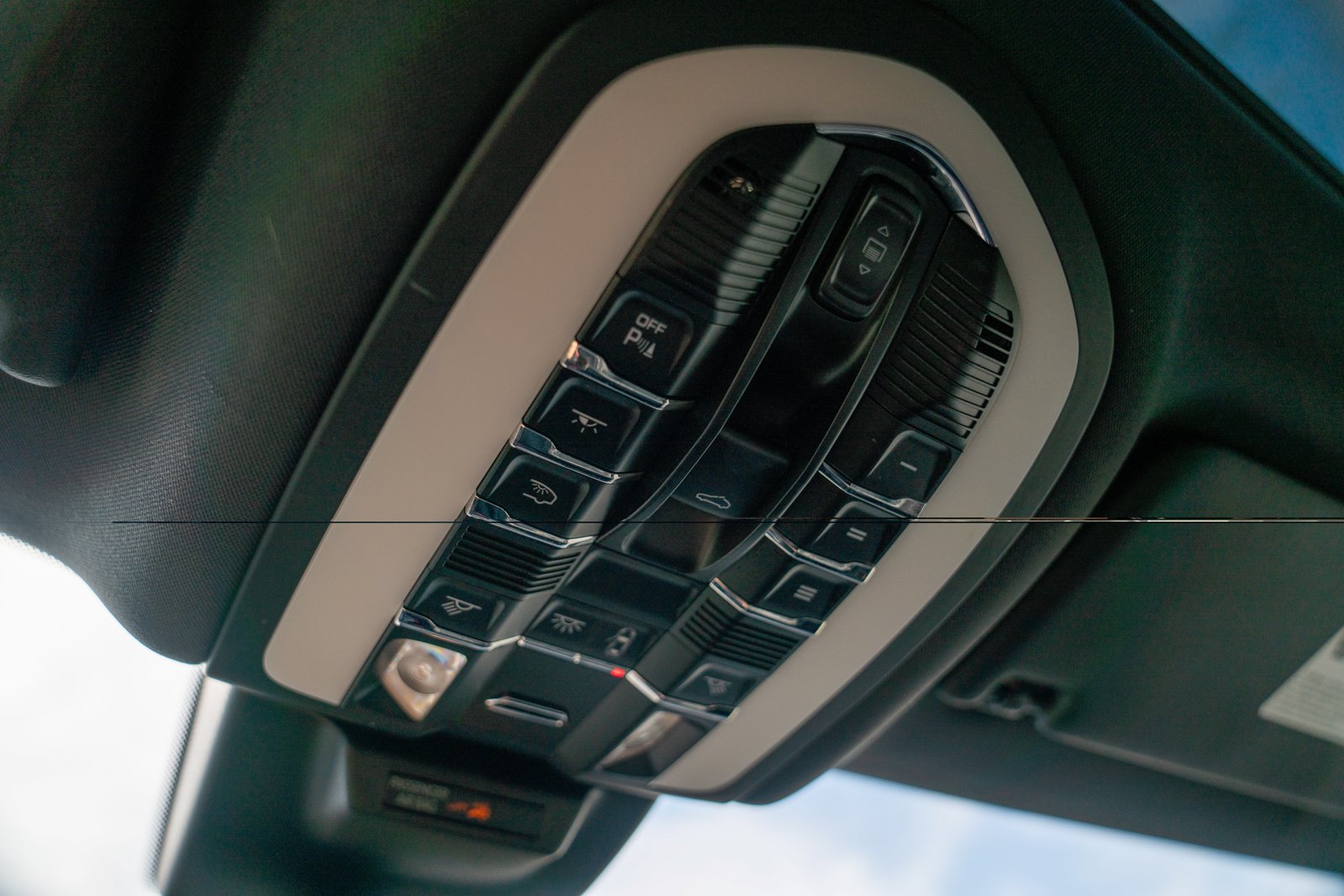 Certified 2024 Porsche Macan AWD/4WD image 23