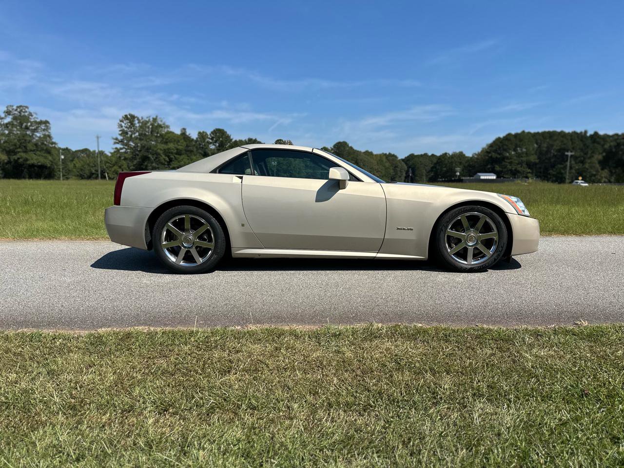 Used 2006 Cadillac XLR image 19