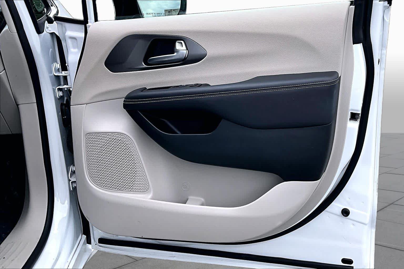 Used 2024 Chrysler Pacifica Limited FWD image 23