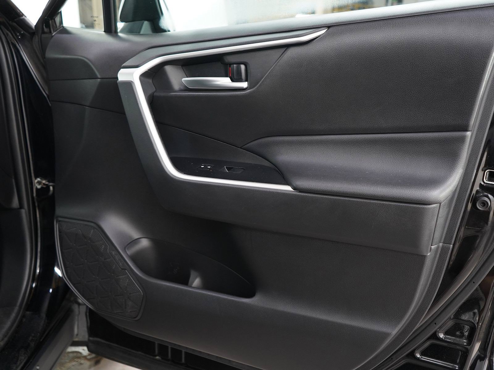Used 2021 Toyota RAV4 XLE w/ Convenience Package AWD/4WD image 9