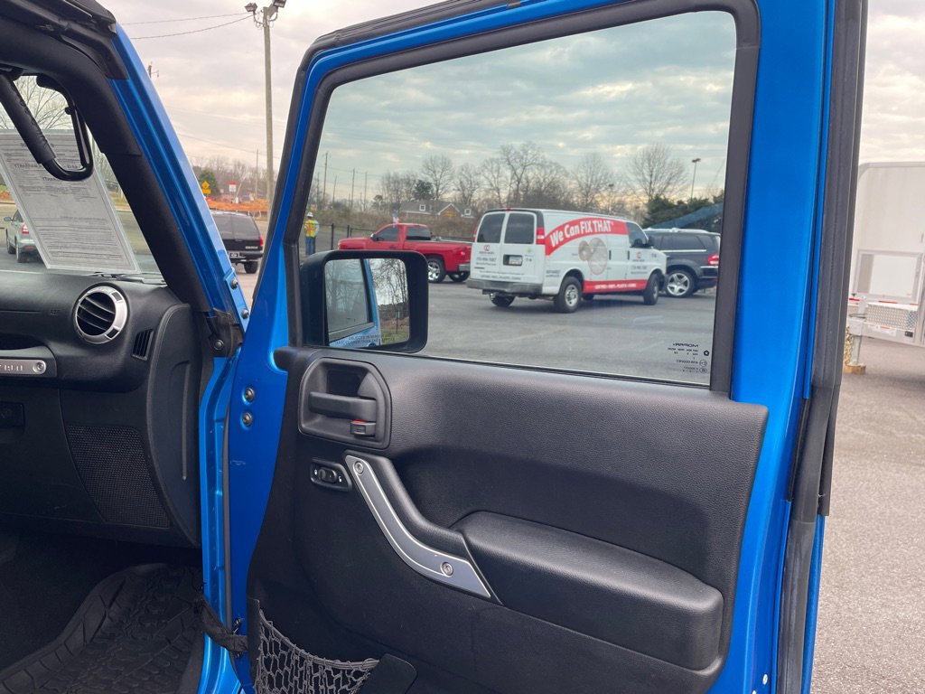 Used 2015 Jeep Wrangler Unlimited Rubicon w/ Connectivity Group image 19