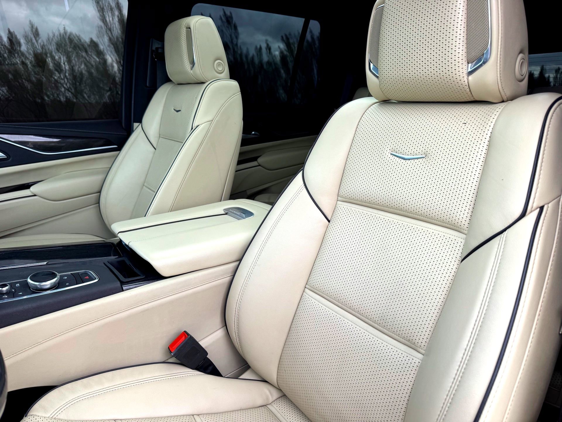 Used 2023 Cadillac Escalade Premium Luxury image 14