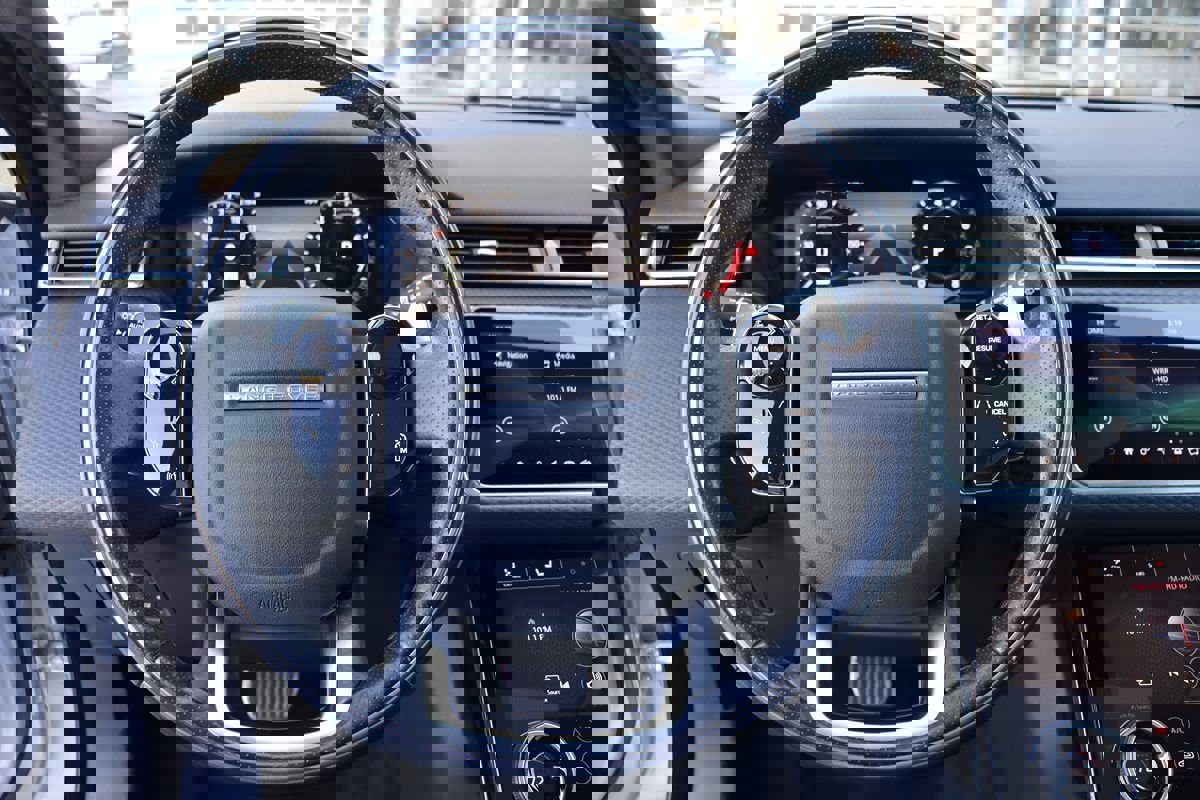 Used 2018 Land Rover Range Rover Velar R-Dynamic SE image 18