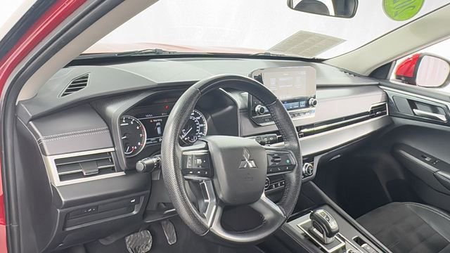 Used 2023 Mitsubishi Outlander SE image 36
