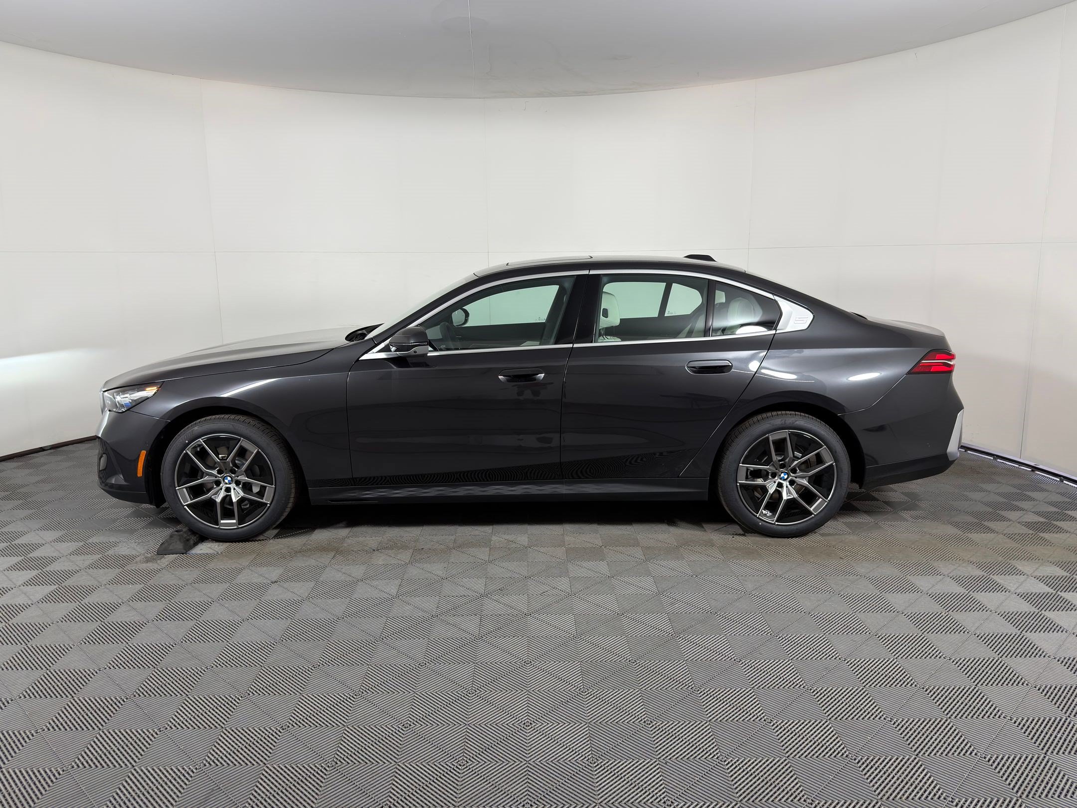 Used 2026 BMW 530i w/ Convenience Package RWD image 2