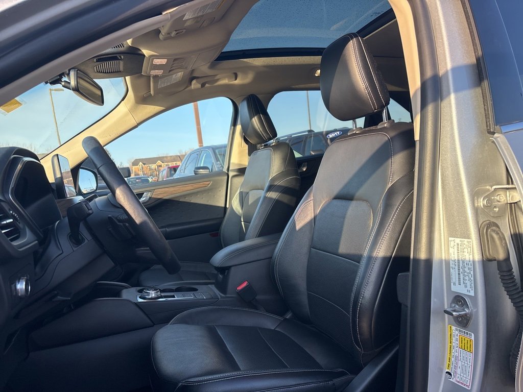 Used 2020 Ford Escape Titanium image 9