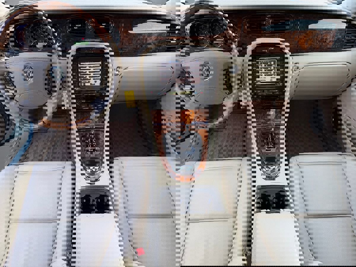 Used 2004 Jaguar XJ8 image 12