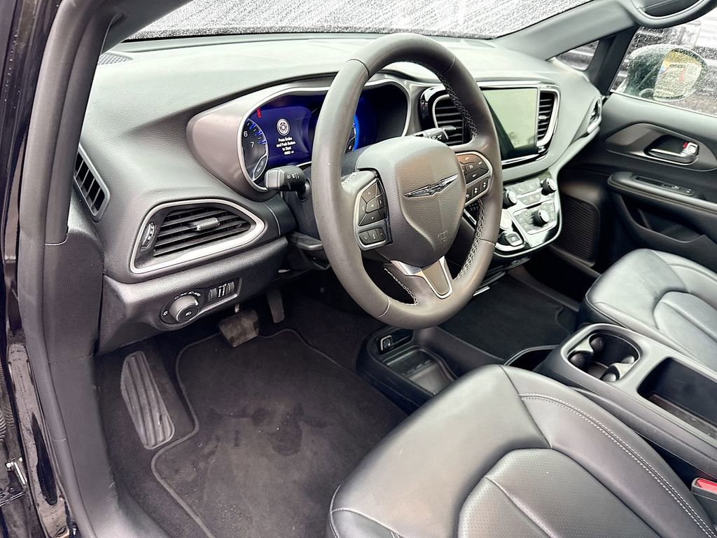 Used 2025 Chrysler Pacifica Select image 10