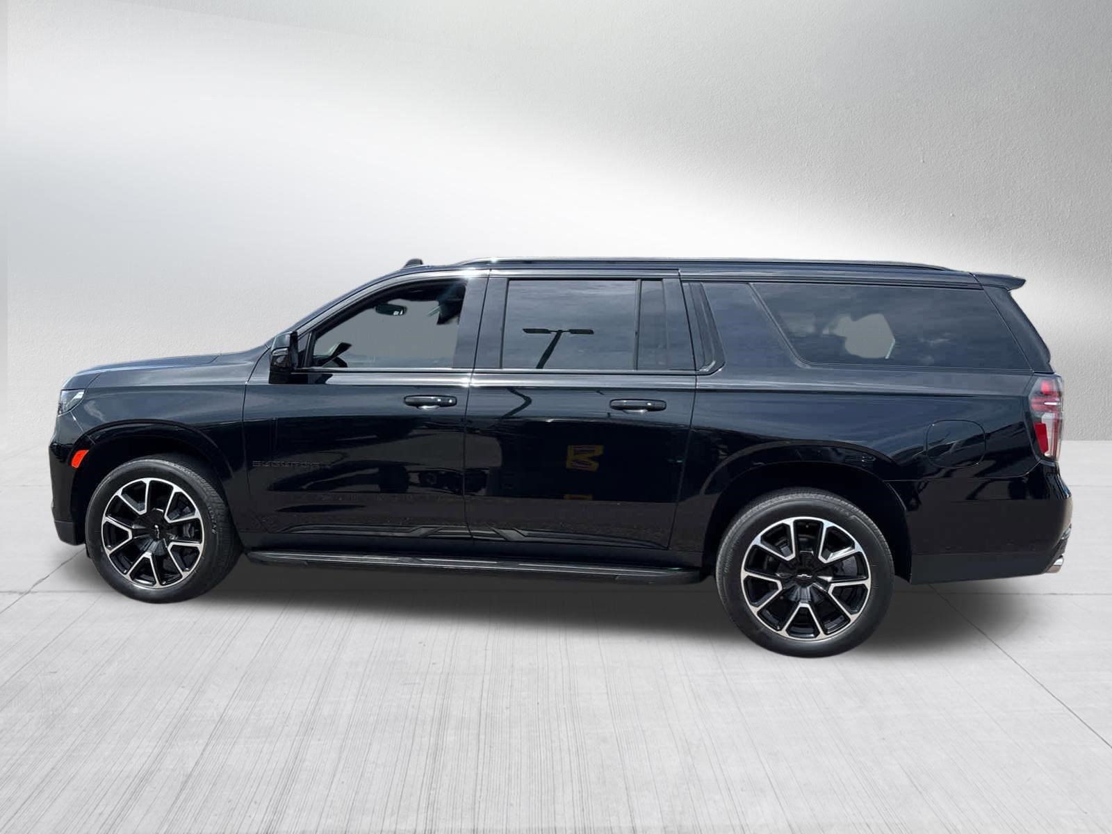 Used 2022 Chevrolet Suburban RST w/ Sport Performance Package AWD/4WD image 4