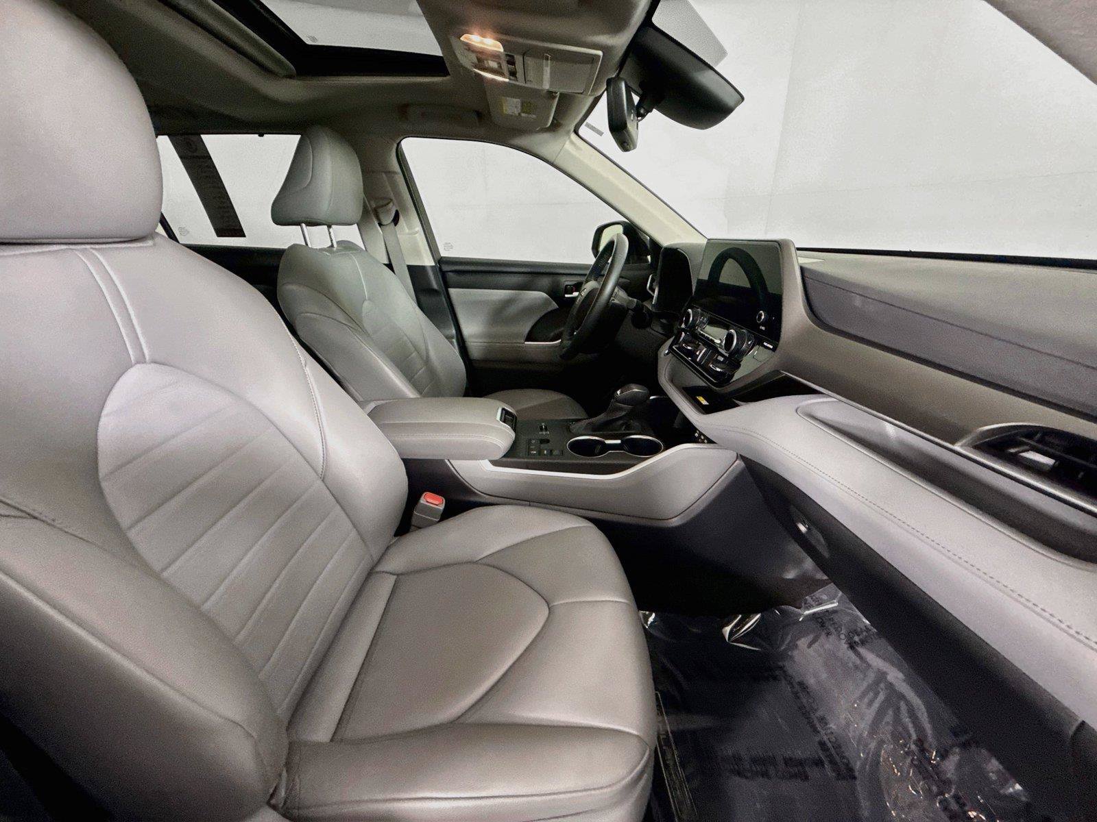 Used 2023 Toyota Highlander XLE FWD image 46