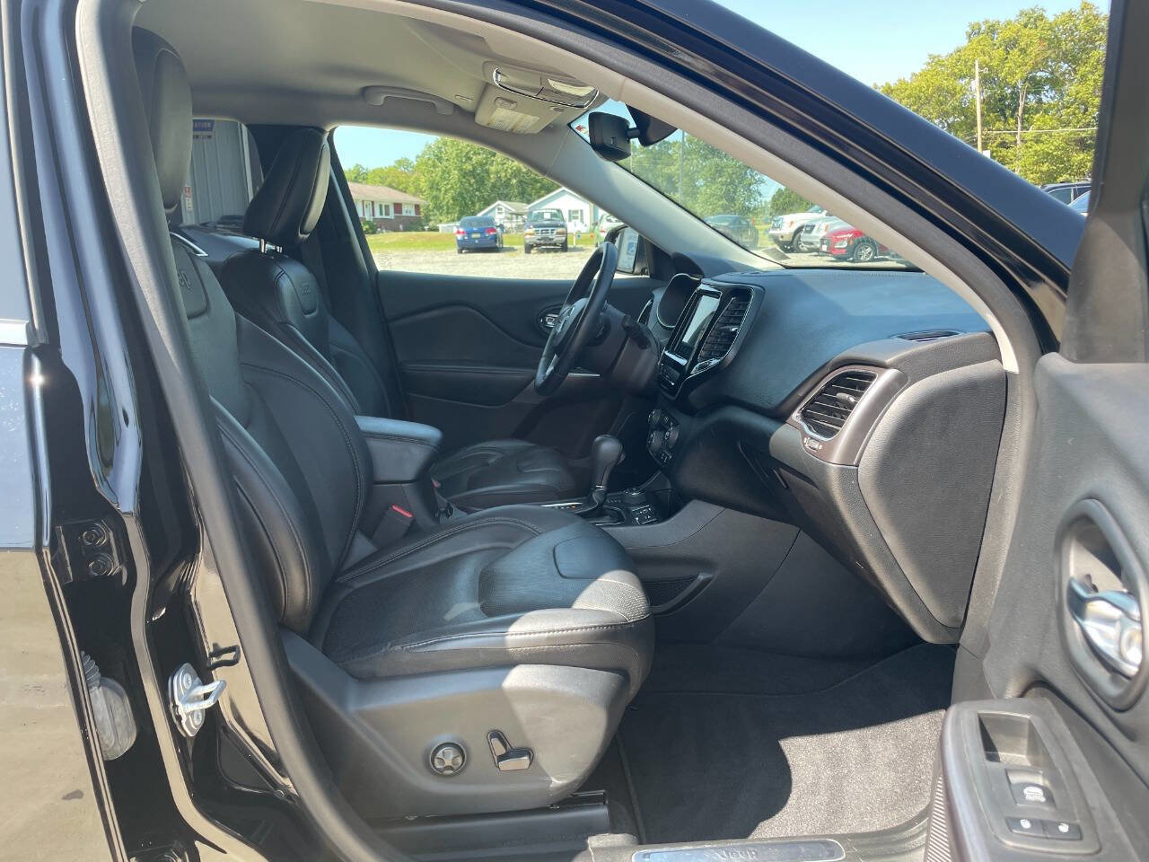Used 2019 Jeep Cherokee Limited image 14