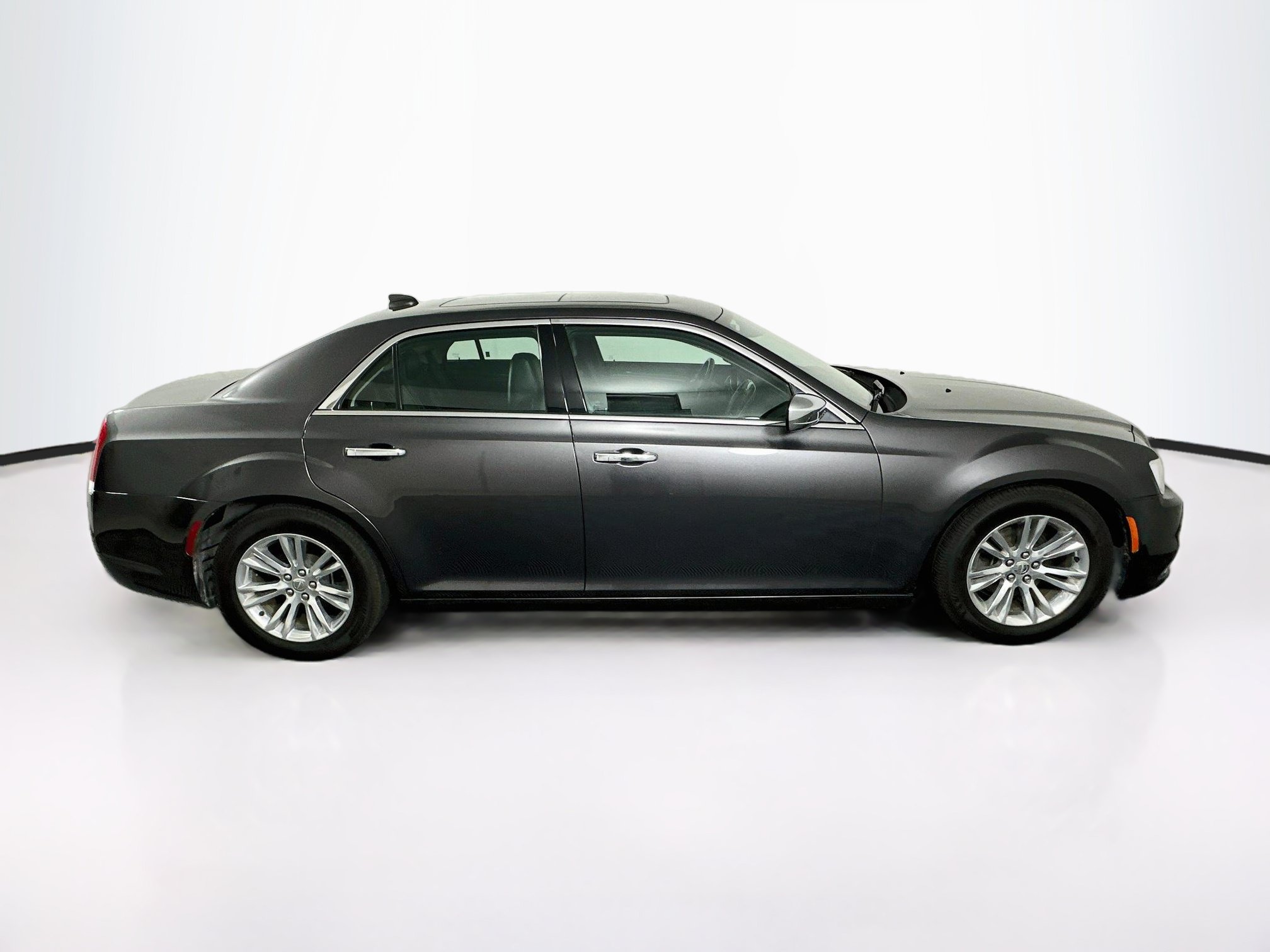 Used 2017 Chrysler 300 C RWD image 10