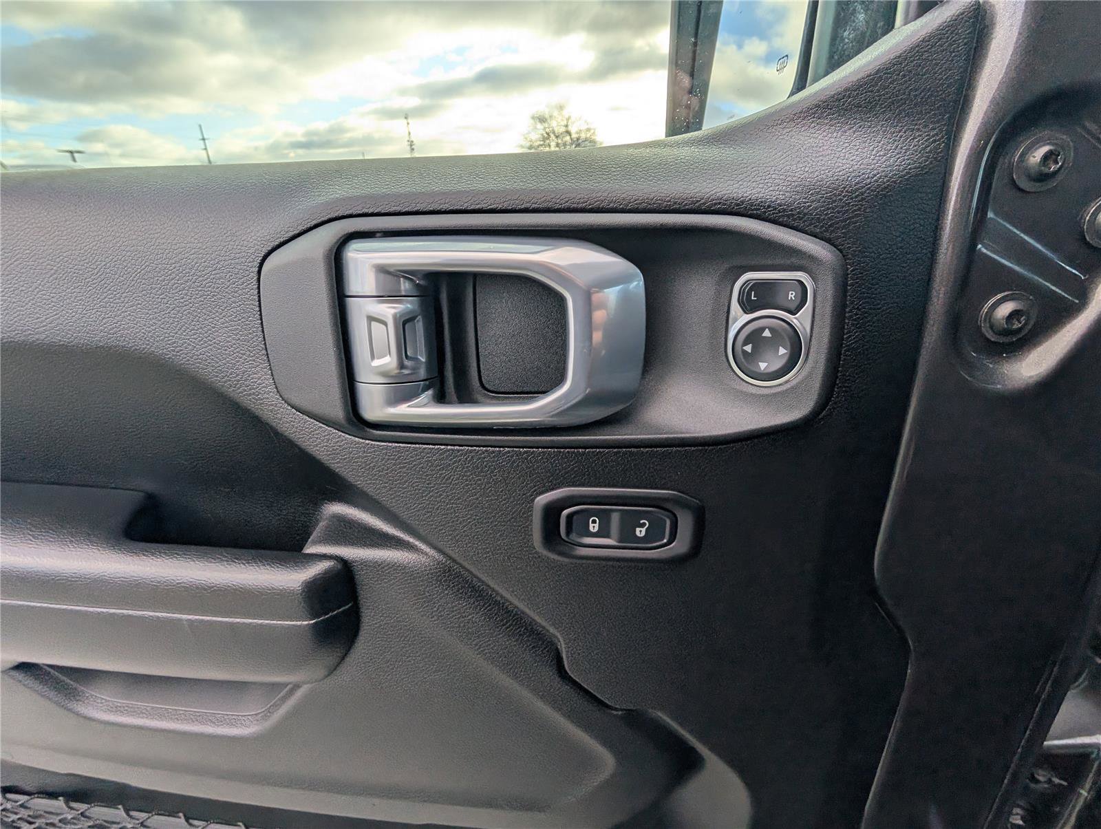 Used 2021 Jeep Gladiator Willys image 14