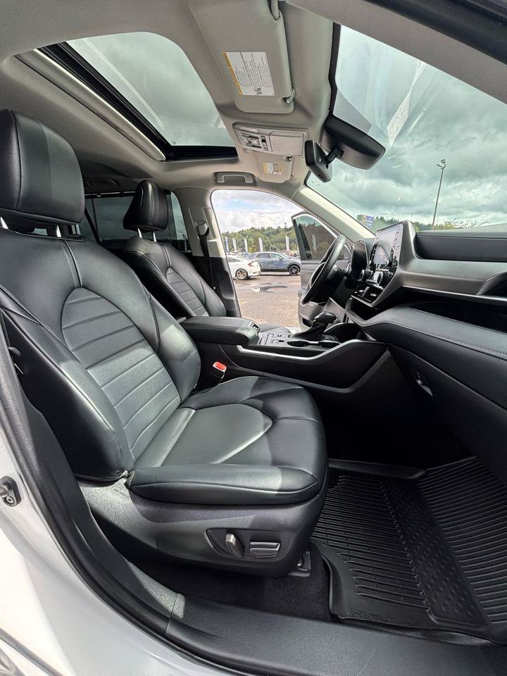 Used 2022 Toyota Highlander XLE AWD/4WD image 36