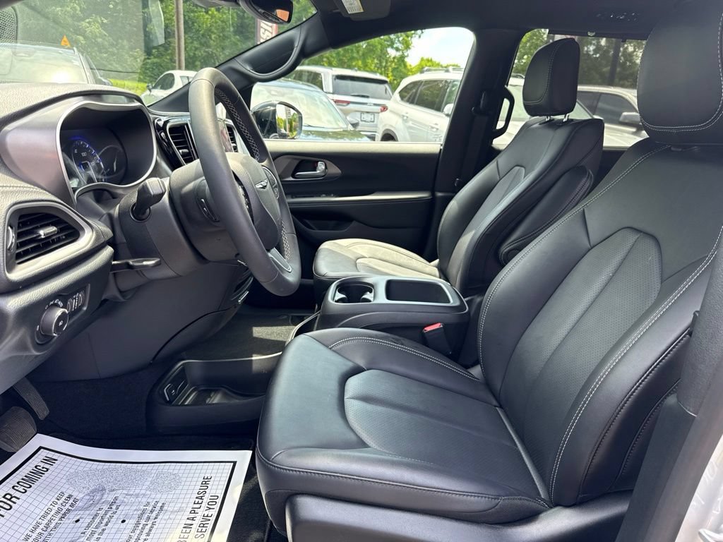 New 2026 Chrysler Pacifica Select AWD/4WD image 9