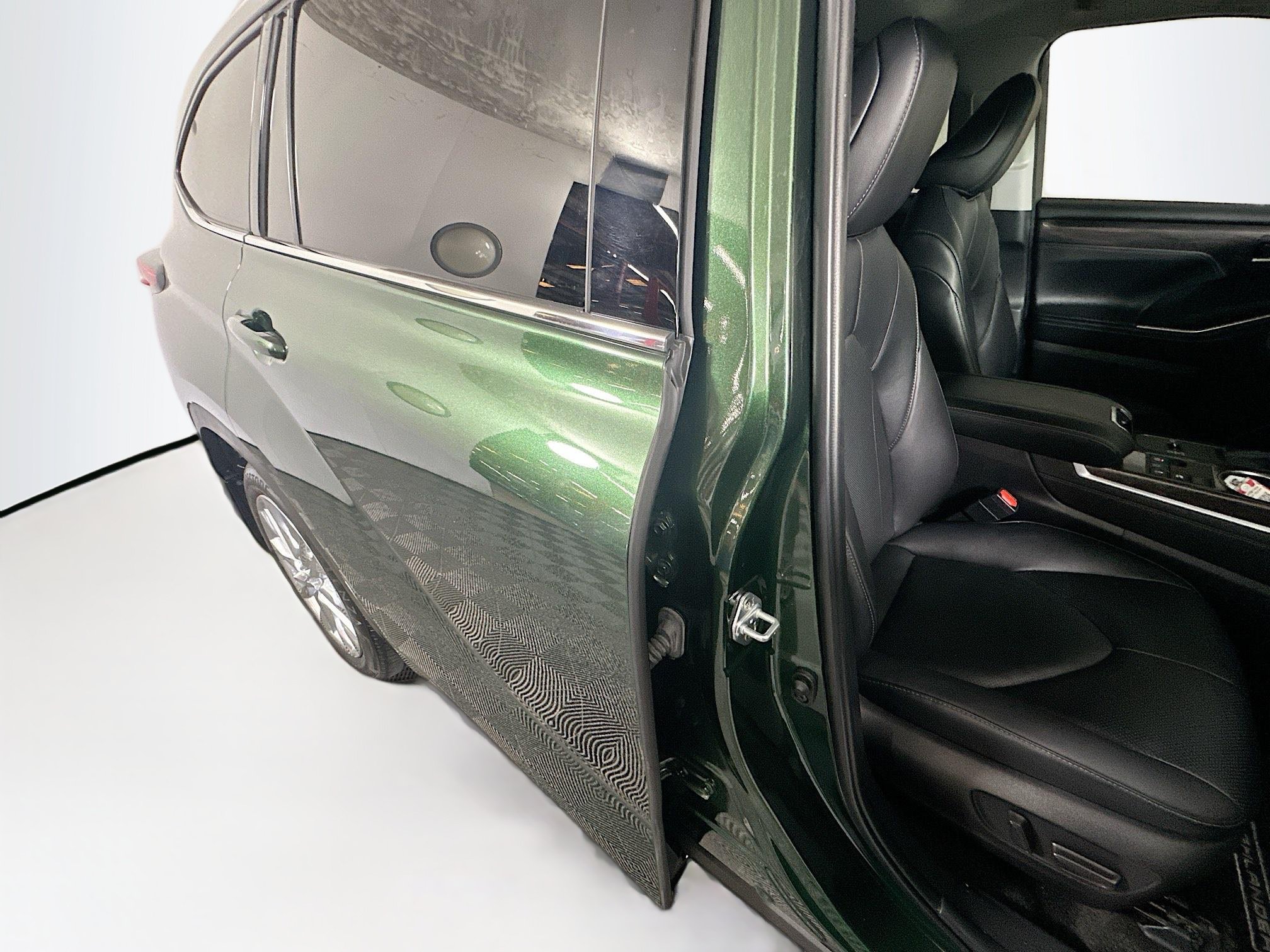 Used 2024 Toyota Highlander Limited FWD image 28