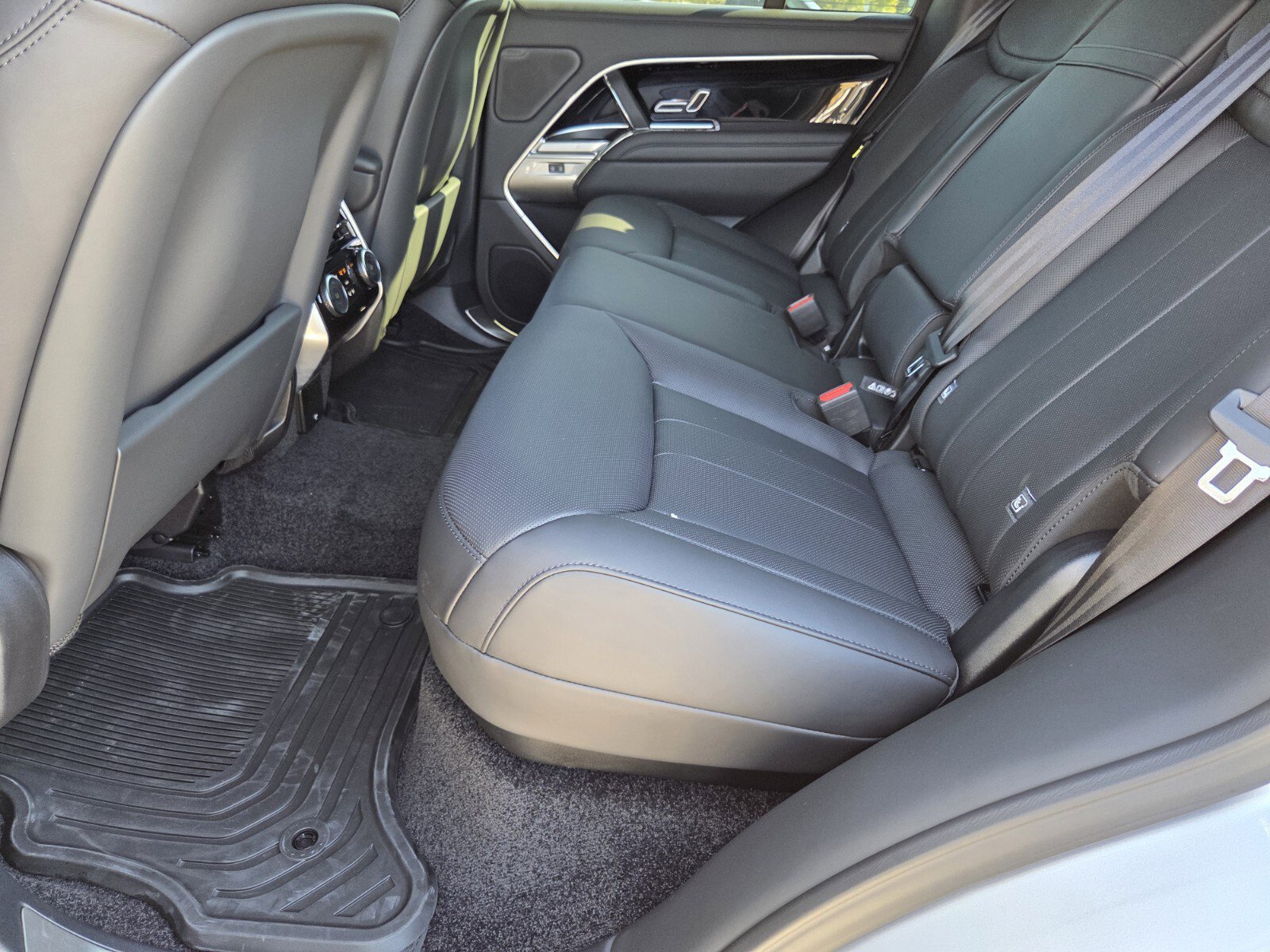 New 2025 Land Rover Range Rover SE image 18