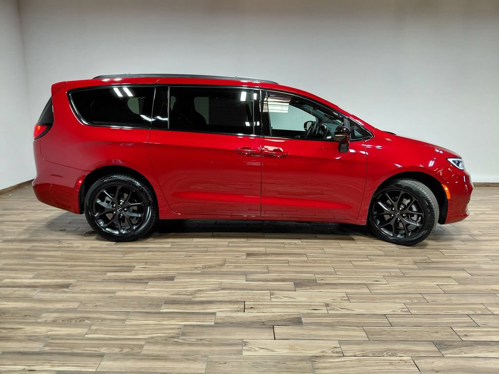 Used 2025 Chrysler Pacifica Limited w/ Uconnect Theater Family Group AWD/4WD image 41