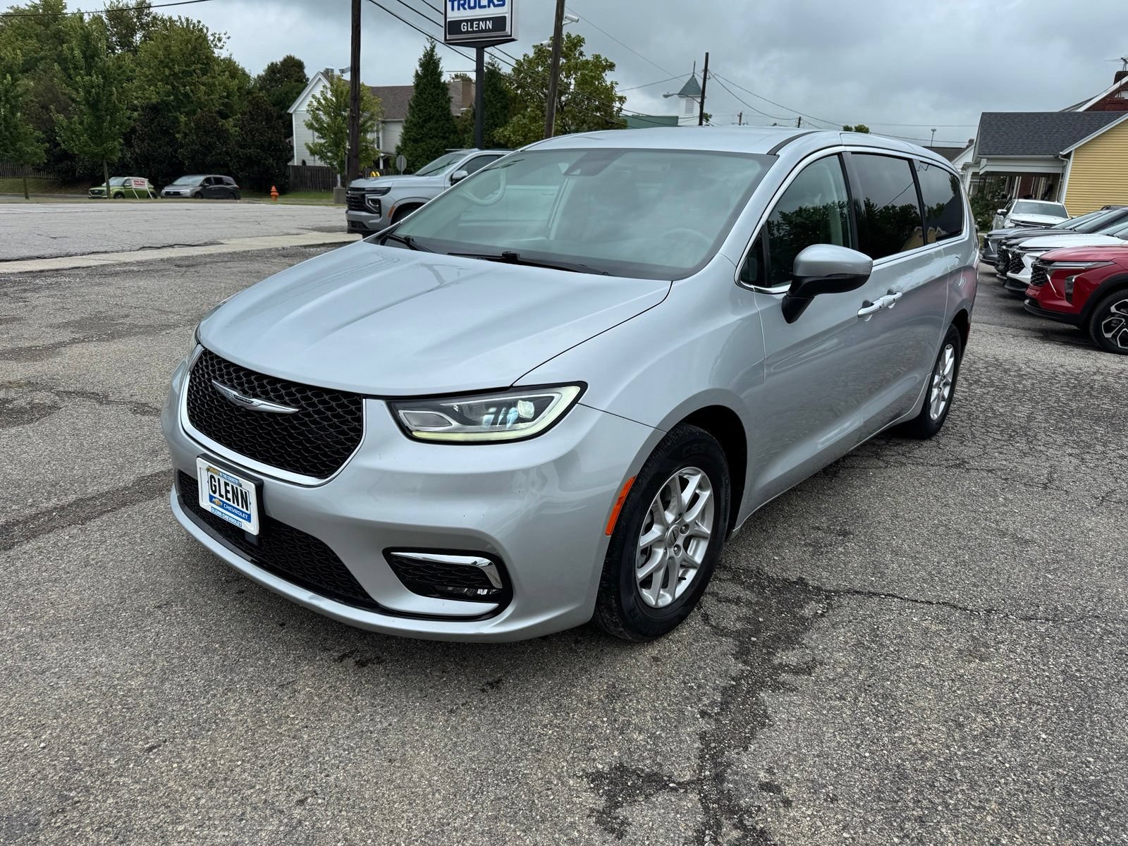 Used 2023 Chrysler Pacifica Touring-L FWD image 2