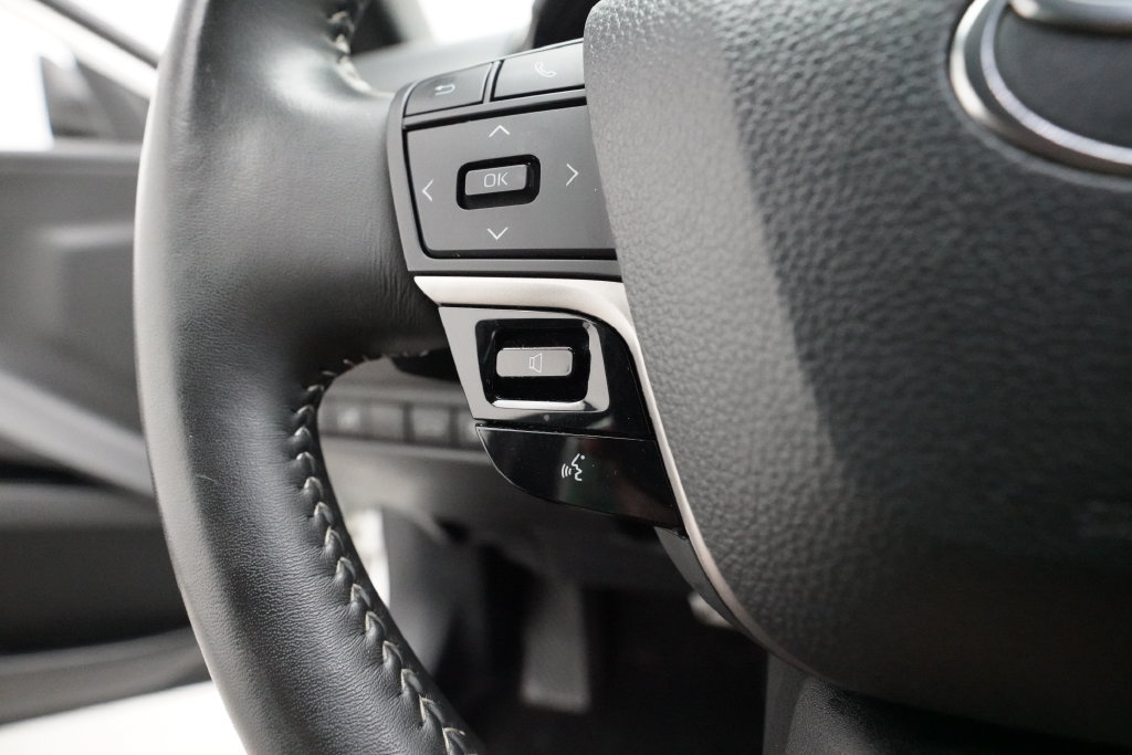 Used 2025 Toyota Camry SE FWD image 19