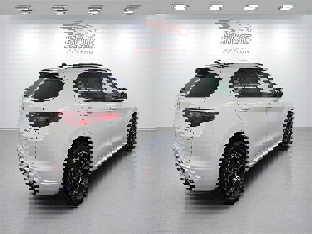 Used 2022 Alfa Romeo Stelvio Veloce image 4
