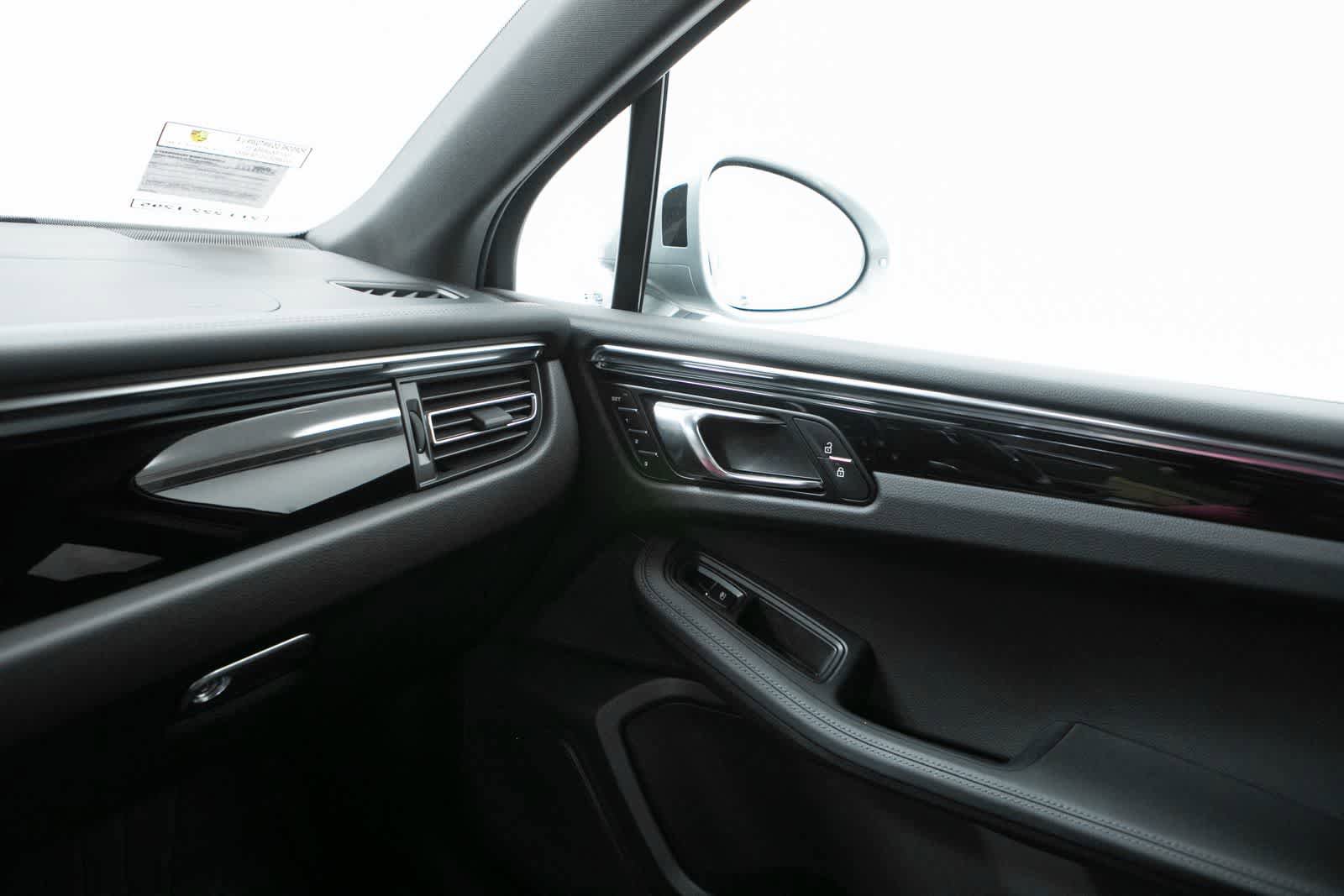 Certified 2026 Porsche Macan image 31