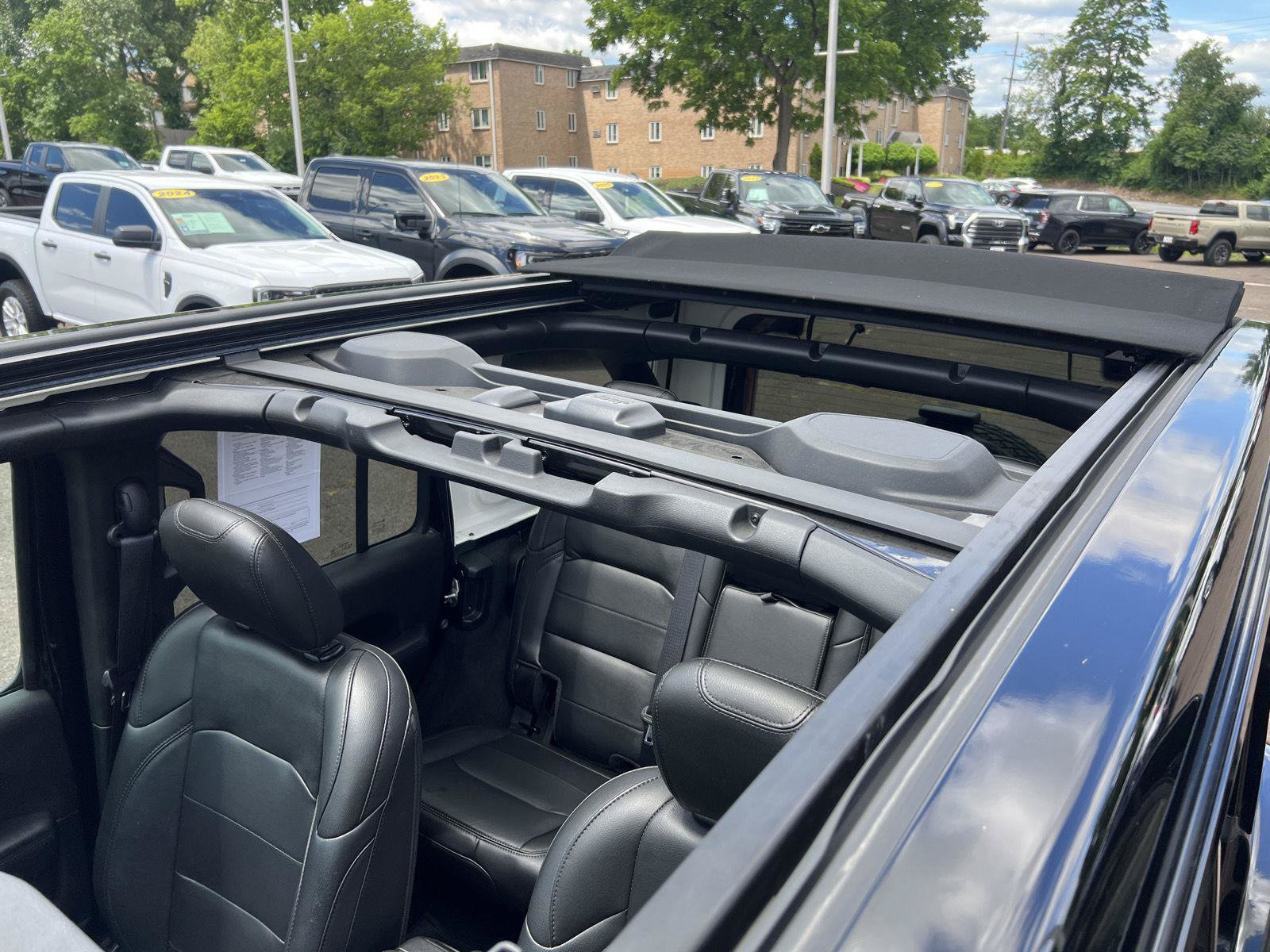Used 2022 Jeep Wrangler Unlimited Sahara AWD/4WD image 37
