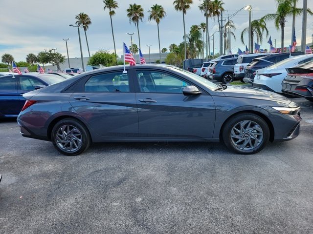 Used 2024 Hyundai Elantra Blue FWD image 2