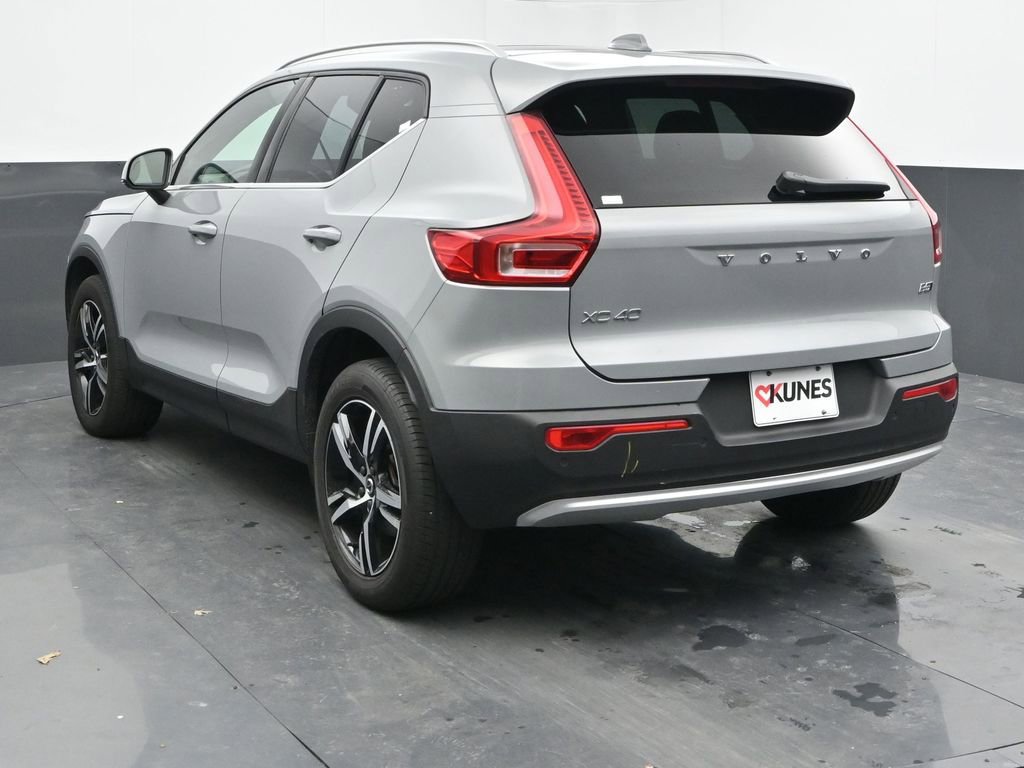 Used 2025 Volvo XC40 B5 Core image 9