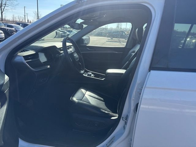 Used 2023 Jeep Grand Cherokee L Limited w/ Black Appearance Package image 14