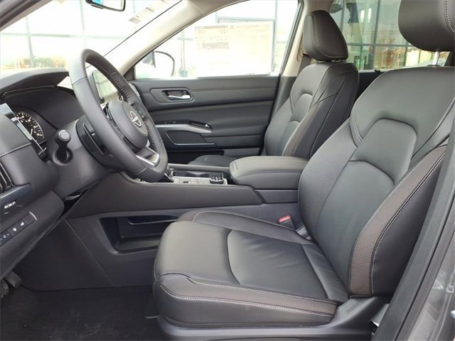 New 2025 Nissan Pathfinder SL image 11