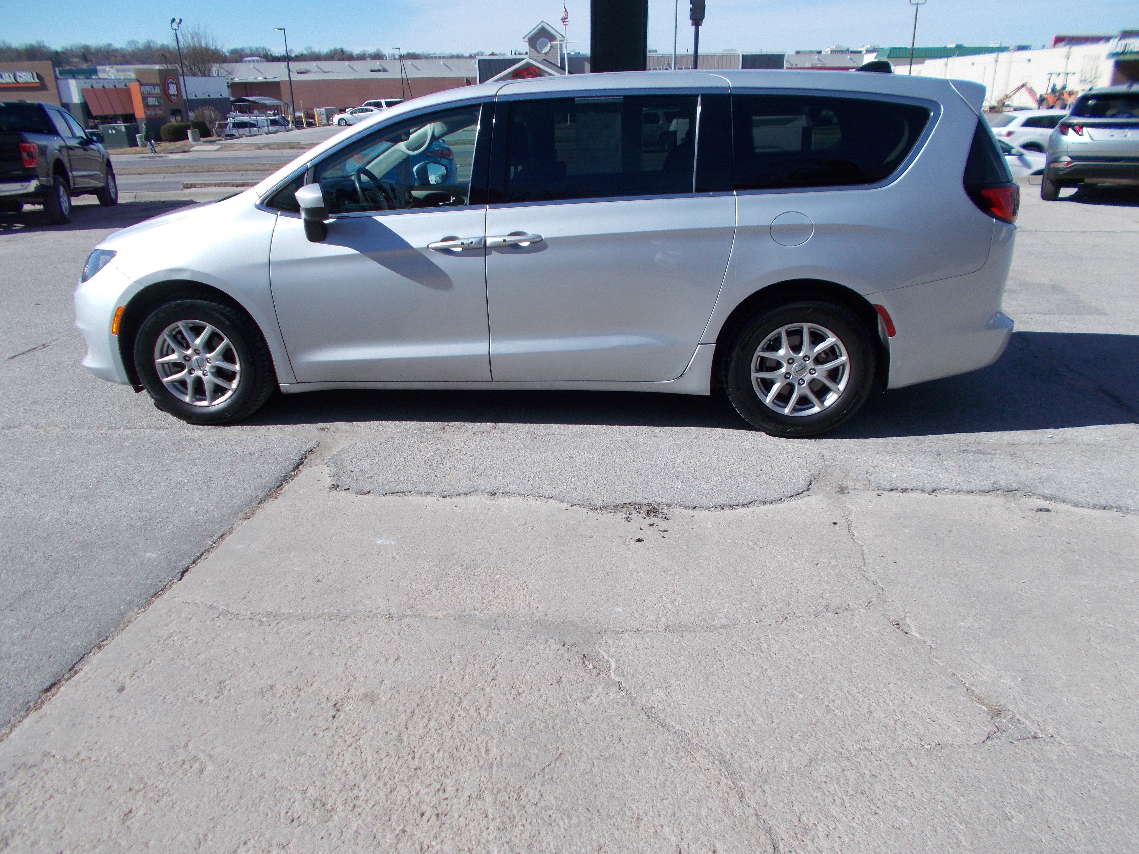 Used 2023 Chrysler Voyager LX image 8
