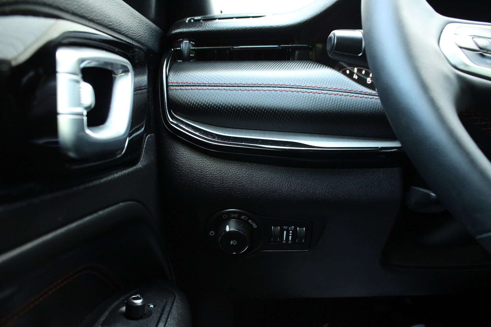 Used 2025 Jeep Compass Trailhawk w/ Trailhawk Convenience Group AWD/4WD image 30