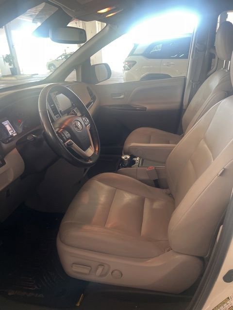 Used 2020 Toyota Sienna XLE image 3