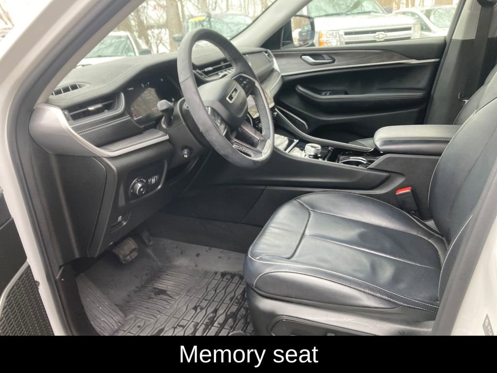 Used 2023 Jeep Grand Cherokee Limited w/ Luxury Tech Group II image 12