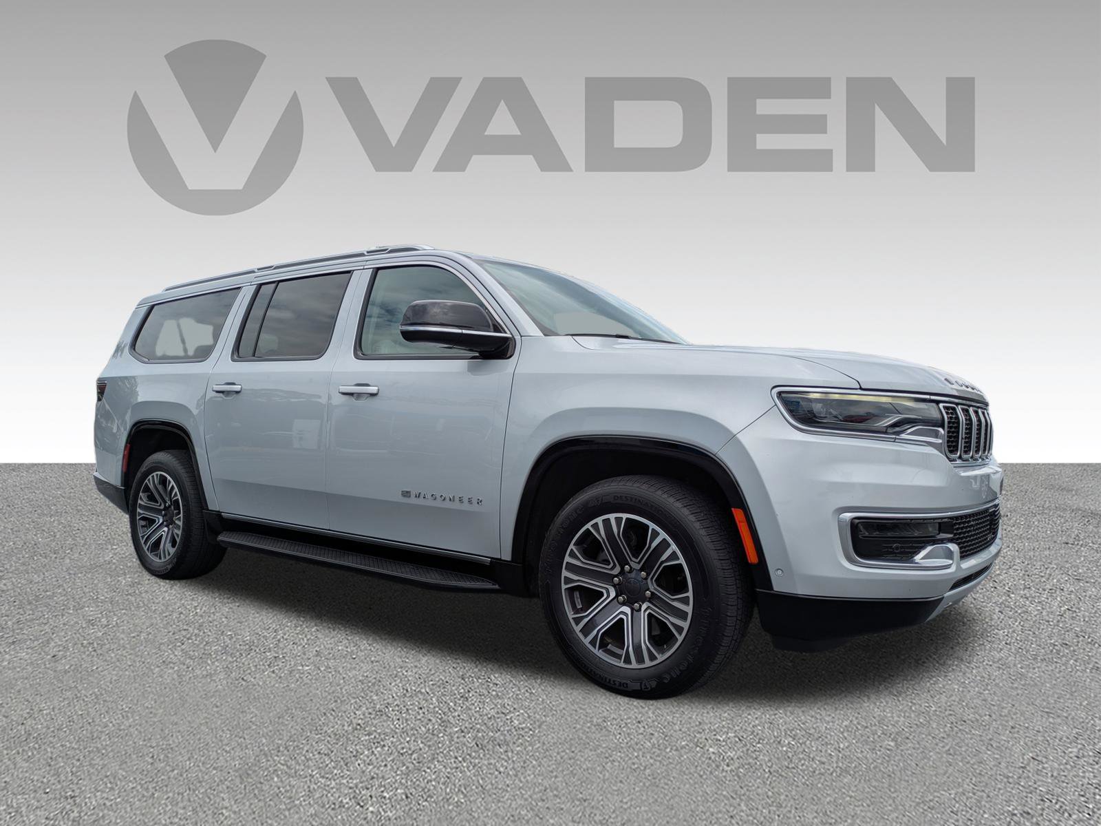 Used 2023 Jeep Wagoneer L Series II RWD image 3