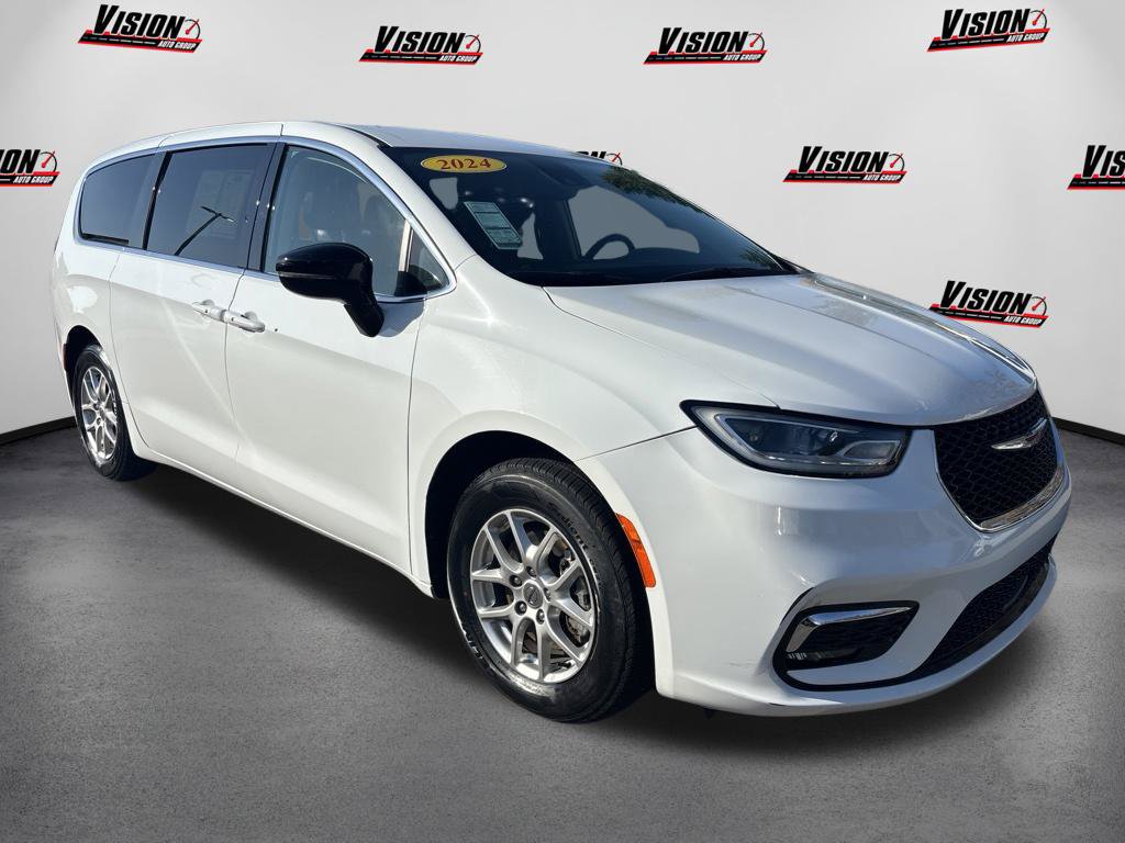 Used 2024 Chrysler Pacifica Touring-L FWD image 3