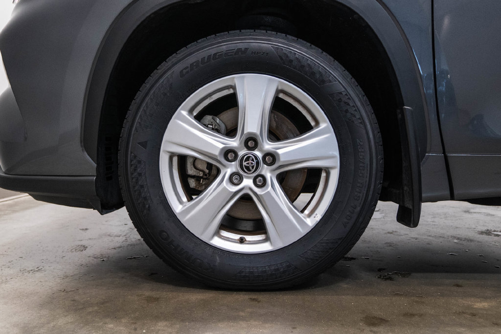 Used 2025 Toyota Highlander LE AWD/4WD image 9