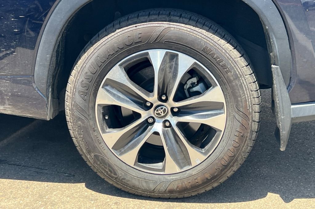 Used 2021 Toyota Highlander XLE AWD/4WD image 5