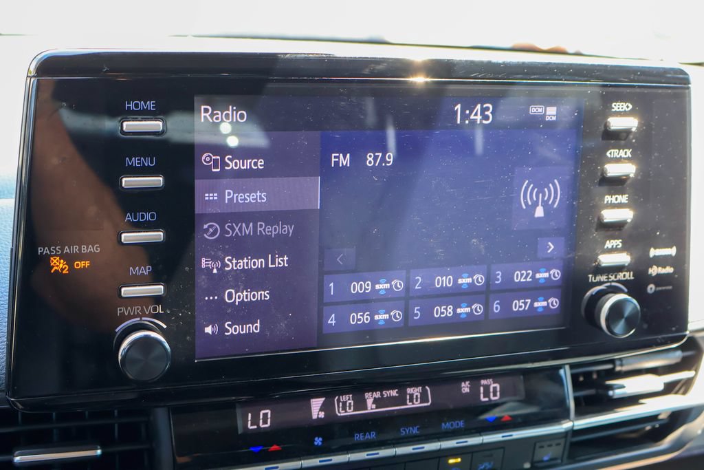Used 2021 Toyota Sienna XLE FWD image 3