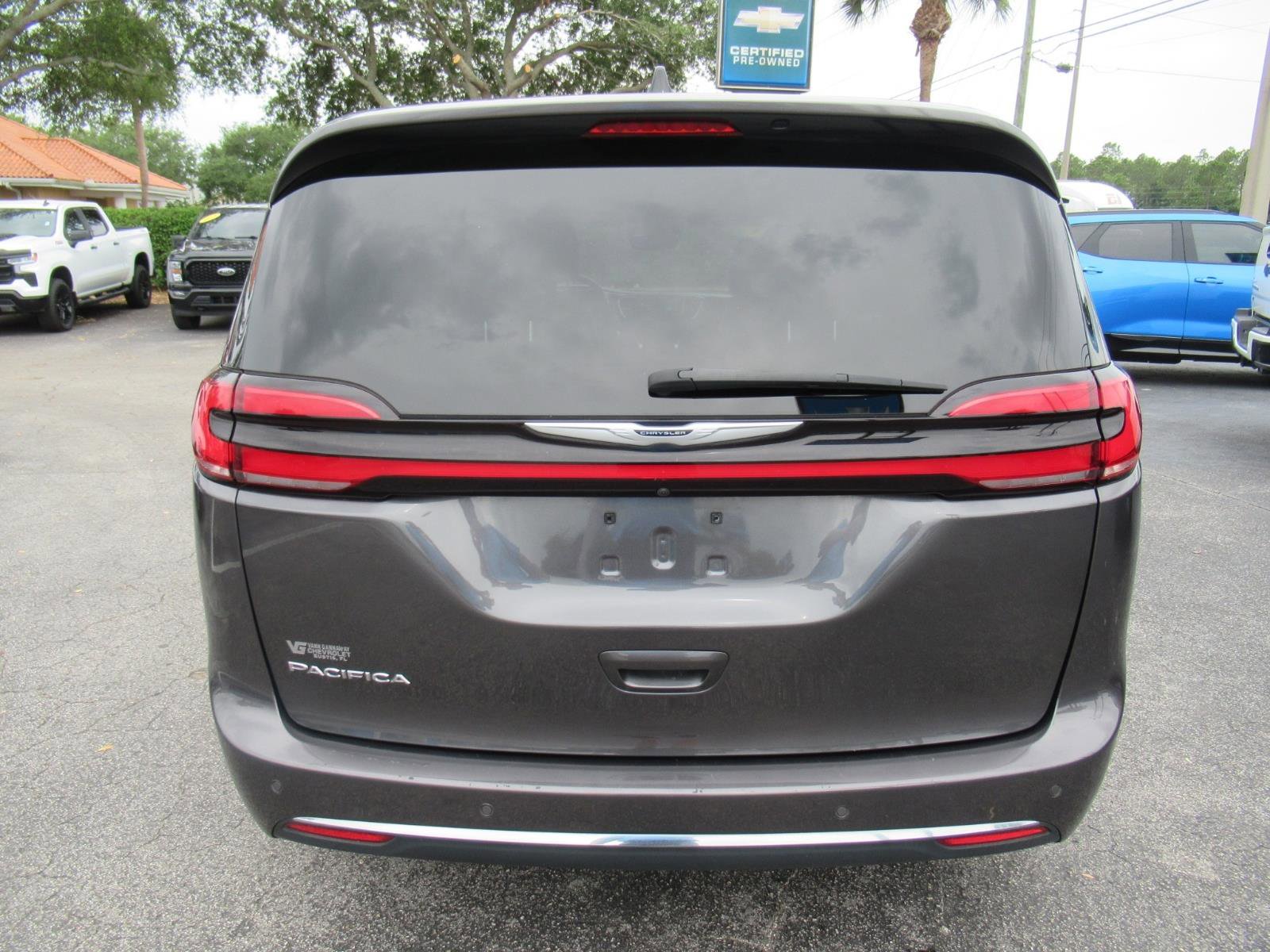 Used 2023 Chrysler Pacifica Touring-L FWD image 7