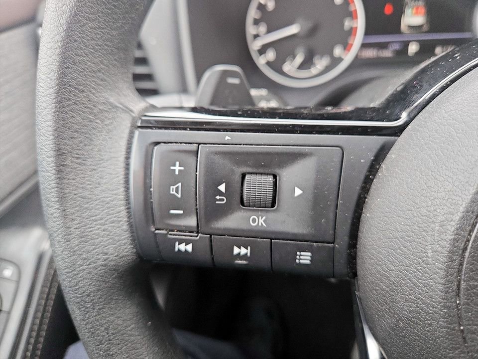 Used 2023 Nissan Rogue SV image 17