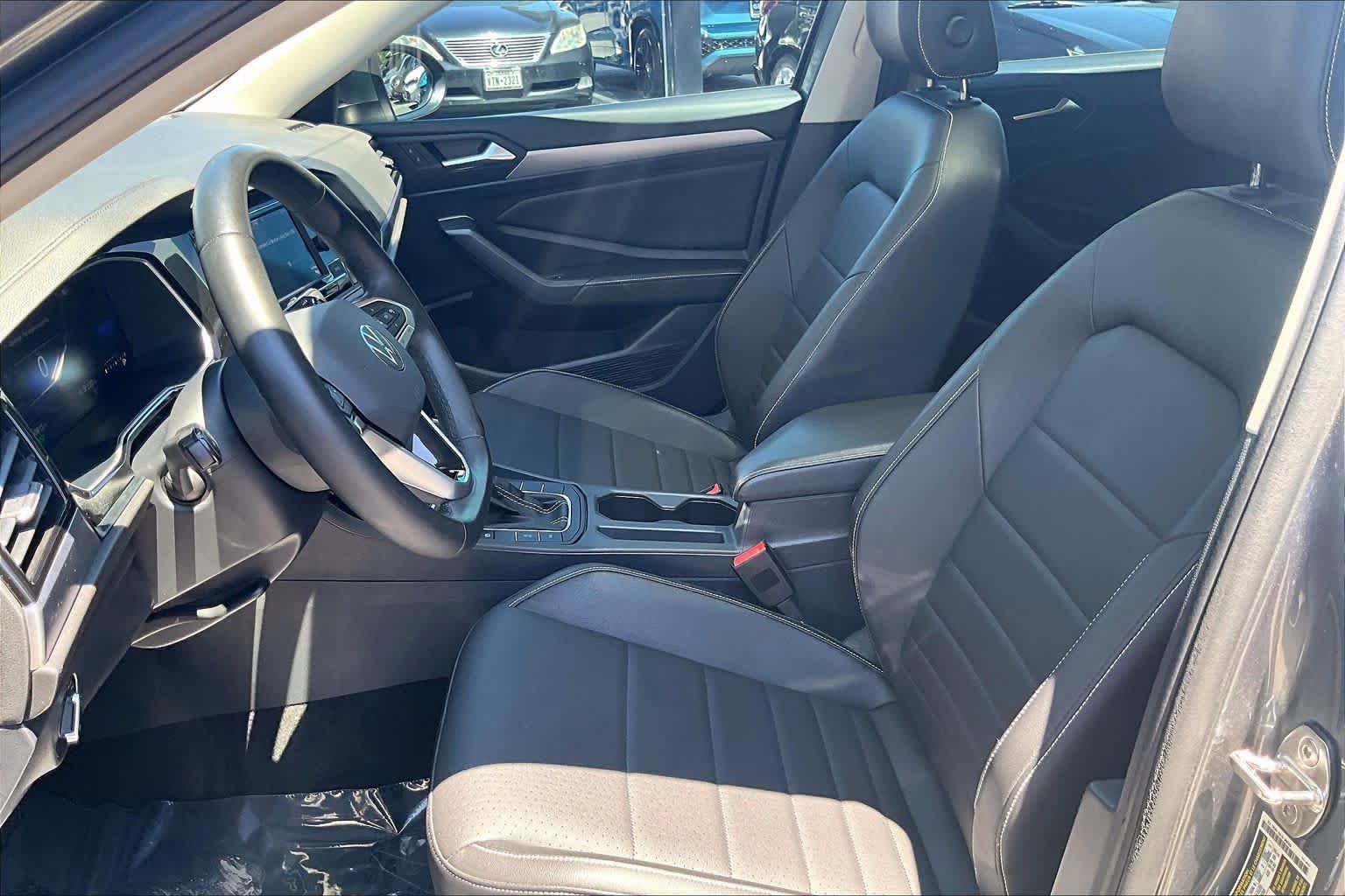Used 2024 Volkswagen Jetta SE FWD image 9