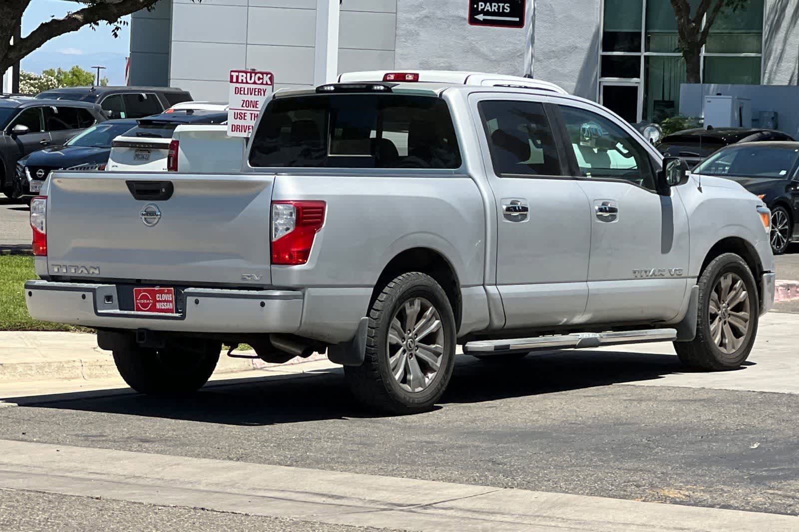 Used 2018 Nissan Titan SV w/ SV Convenience Package RWD image 3