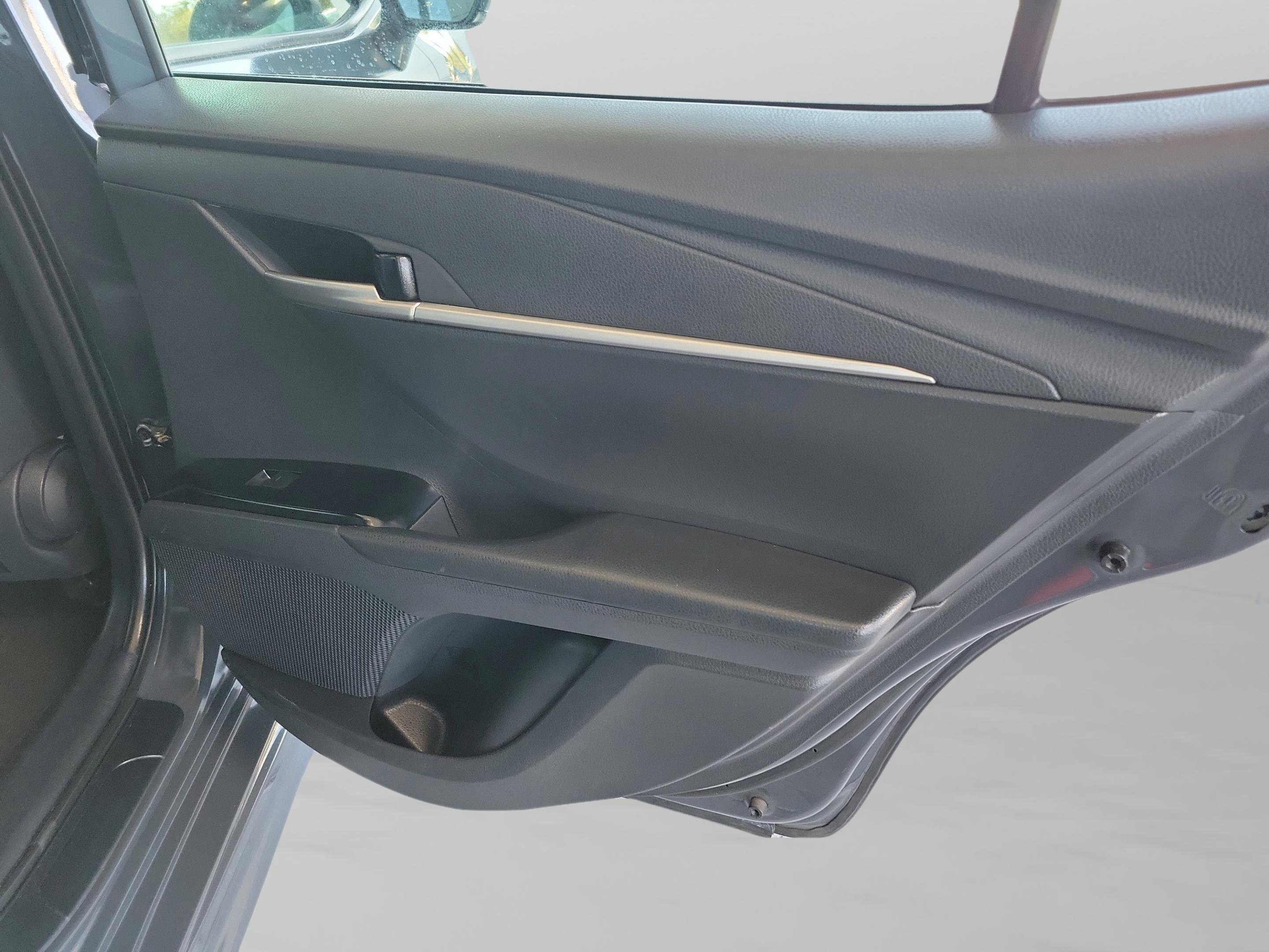 Used 2025 Toyota Camry SE image 36