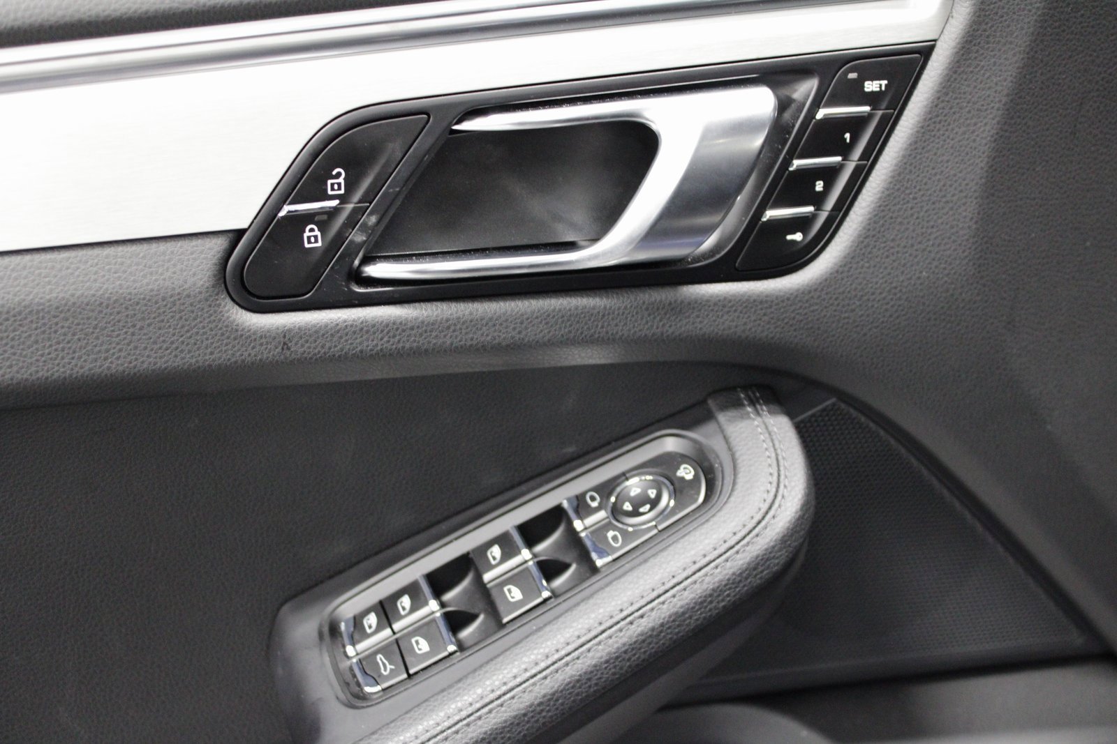 Certified 2025 Porsche Macan image 25