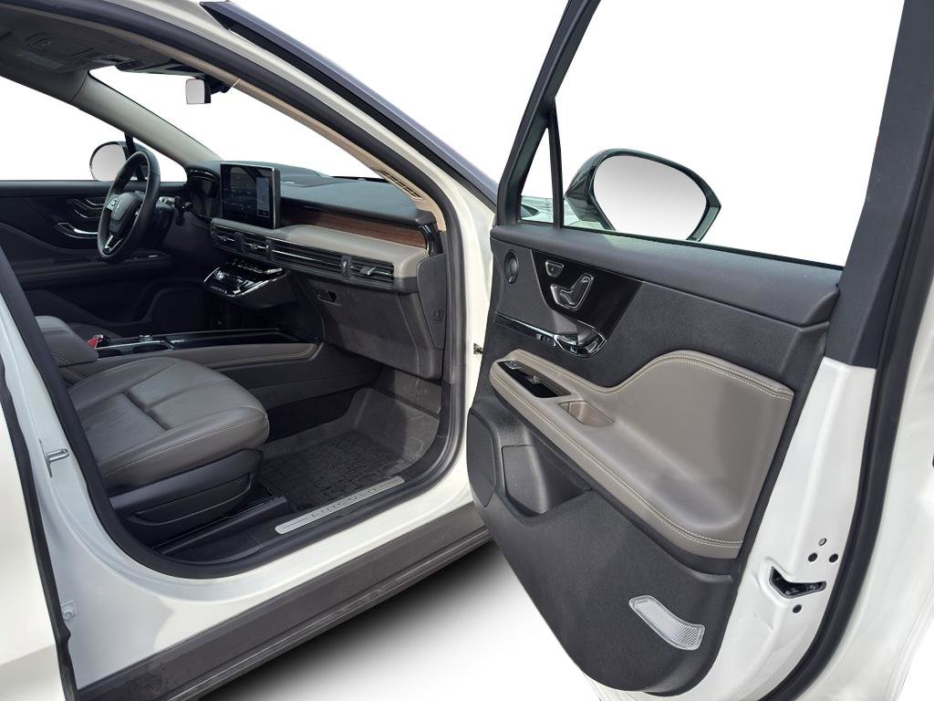 Used 2025 Lincoln Corsair Reserve w/ Equipment Group 202A image 8