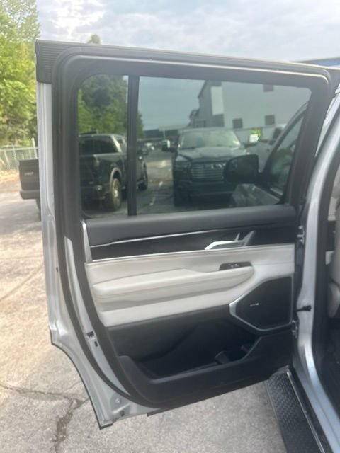 Used 2024 Jeep Wagoneer 4WD w/ Premium Group I image 30